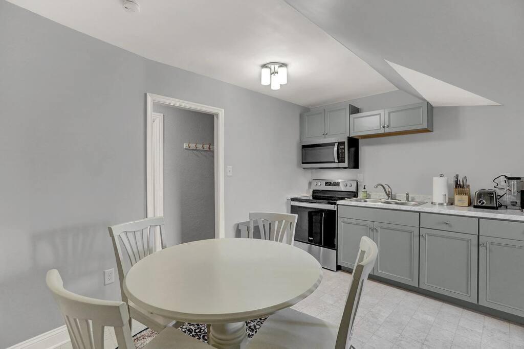 Suites On Seneca - Gorgeous One Bedroom Apartment Harrisburg Extérieur photo